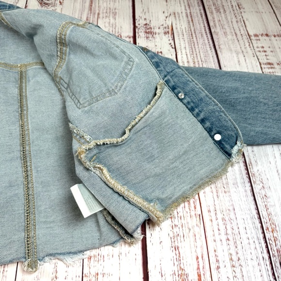 KanCan Women's Frayed Hem Cropped Jean Jacket Size Medium - Picture 4 of 7